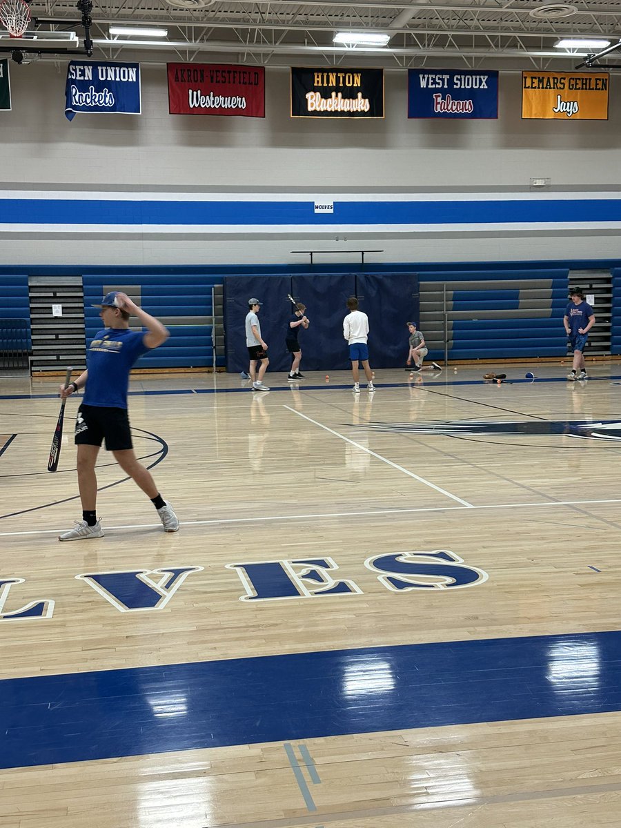 hlpbaseball's tweet photo. Good group of 16 for practice this morning! #GoWolves @hlpathletics @HLPBoosterClub https://t.co/RiHeBhevLX