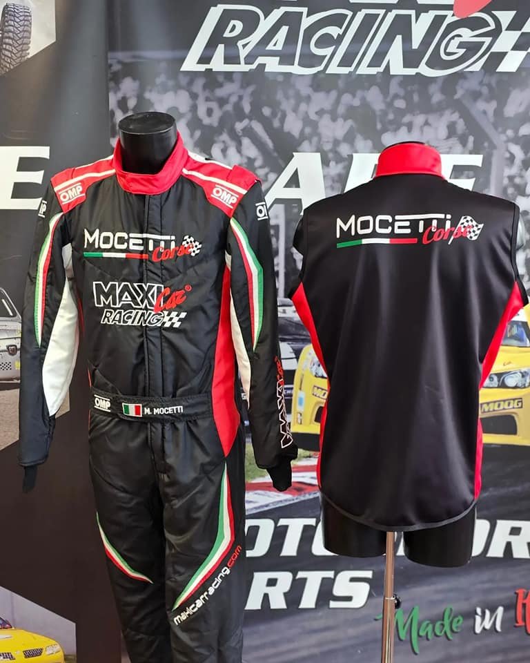 MAXICARRACING's tweet image. ... perché i dettagli fanno la differenza!!
Tuta da corsa e vestiti da paddock personalizzati per @mocetti_corse e il suo Team!!
#customclothes #racingsuits #ompracing #paddockclothing #noisiamopassione #maxicarracing #racingcomponents