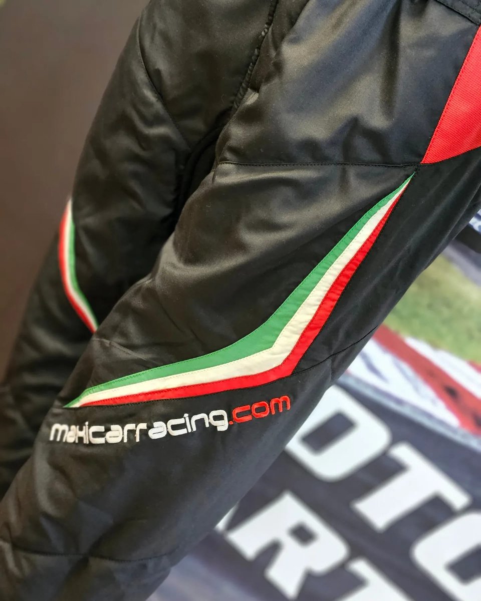MAXICARRACING's tweet image. ... perché i dettagli fanno la differenza!!
Tuta da corsa e vestiti da paddock personalizzati per @mocetti_corse e il suo Team!!
#customclothes #racingsuits #ompracing #paddockclothing #noisiamopassione #maxicarracing #racingcomponents