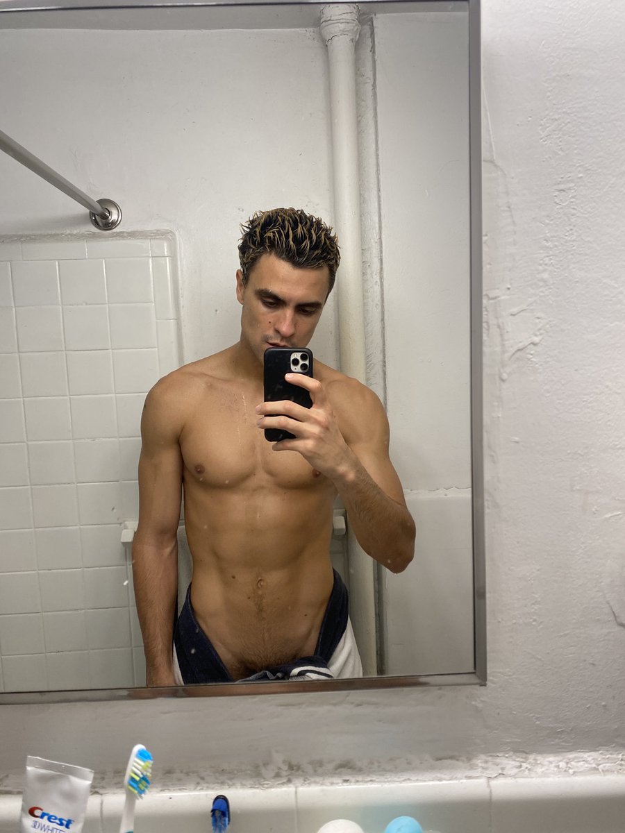 elshenkai's tweet photo. Quick pump today #mirrorselfie #quickie #chestday #of #onlyfans #Bodycheck https://t.co/zFk78ToCnA