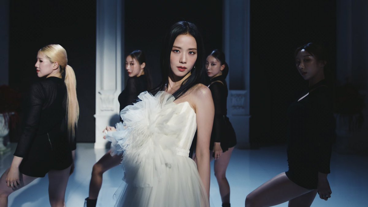 jisoogaIIery tweet picture