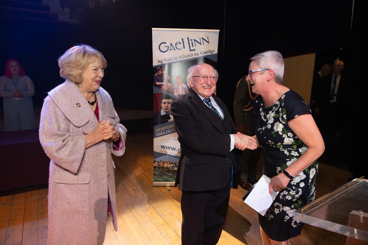 President of Ireland (@presidentirl) on Twitter photo D’fhreastail an tUachtarán Ó hUigínn ar an Chraobh Shiansa Ghael Linn go ceoltóirí agus amhránaithe ceol traidisiúnta ag an Ceoláras Náisiúnta <a href="/NCH_Music/">National Concert Hall</a> Dé Domhnaigh seo caite. Bhronn sé trófaí Ghael Linn go buaiteóirí an comórtais. Grianghraif <a href="/seanomainnin/">Seán Ó Mainnín</a> D’fhreastail an tUachtarán Ó hUigínn ar an Chraobh Shiansa Ghael Linn go ceoltóirí agus amhránaithe ceol traidisiúnta ag an Ceoláras Náisiúnta <a href="/NCH_Music/">National Concert Hall</a> Dé Domhnaigh seo caite. Bhronn sé trófaí Ghael Linn go buaiteóirí an comórtais. Grianghraif <a href="/seanomainnin/">Seán Ó Mainnín</a>