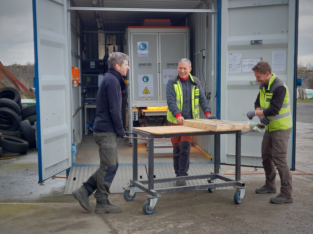 VECTORProjectEU's tweet image. Within the various research of #VECTOR, our partners from Work Package 2 are currently acquiring hyperspectral data over drill-cores from our Irish study sites. The data will help disentangle the mineralogy and structure of these mineral systems. We can’t wait for the results!