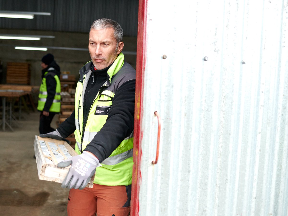 VECTORProjectEU's tweet image. Within the various research of #VECTOR, our partners from Work Package 2 are currently acquiring hyperspectral data over drill-cores from our Irish study sites. The data will help disentangle the mineralogy and structure of these mineral systems. We can’t wait for the results!