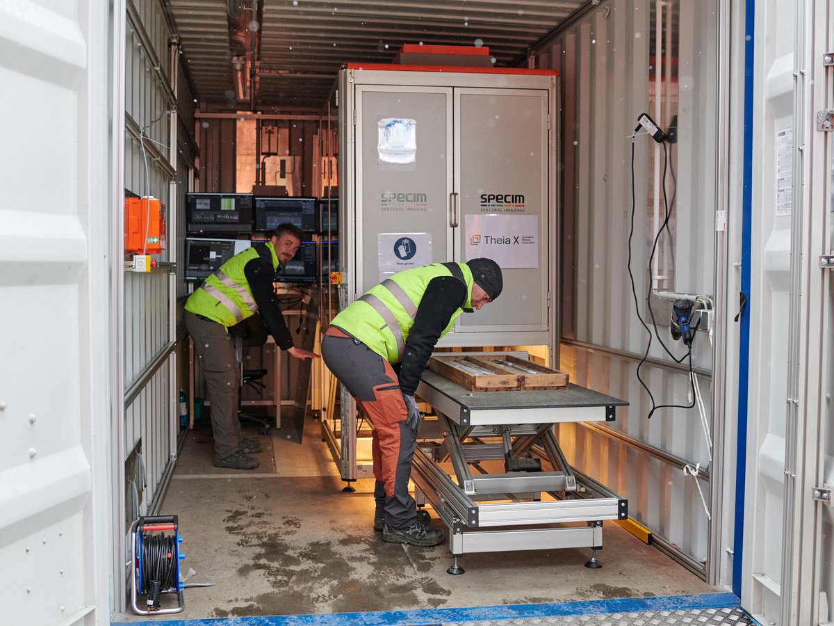 VECTORProjectEU's tweet image. Within the various research of #VECTOR, our partners from Work Package 2 are currently acquiring hyperspectral data over drill-cores from our Irish study sites. The data will help disentangle the mineralogy and structure of these mineral systems. We can’t wait for the results!