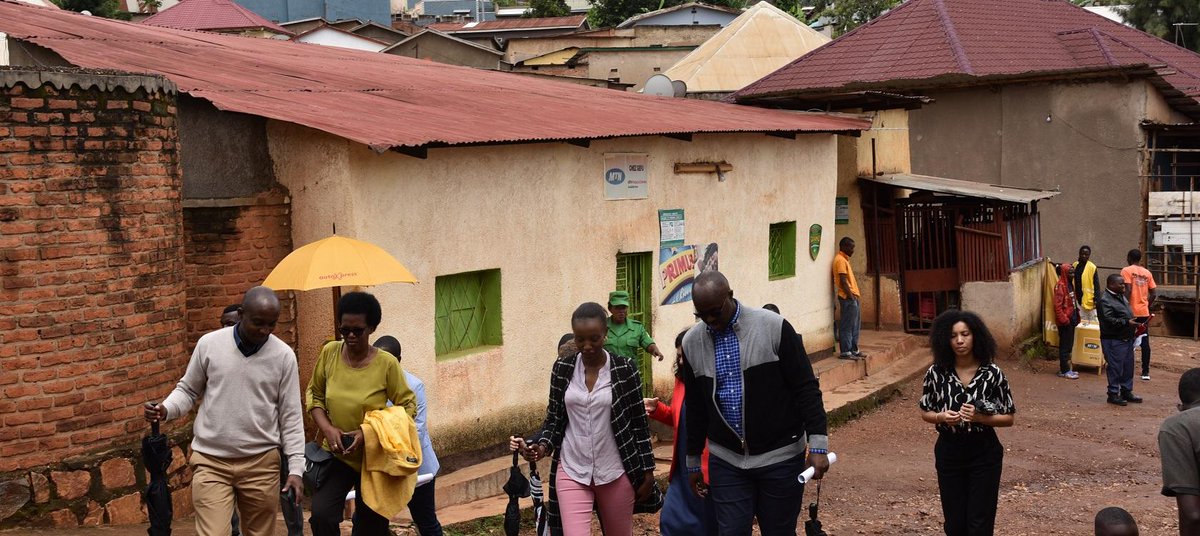 AFD_France's tweet photo. Comment lutter contre la #pauvreté et les #inégalités au #Rwanda ?
Nous soutenons 2 nouveaux projets :
🏘️Le 1er améliore les infrastructures des quartiers informels de Kigali
🧑🏫Le 2nd enrichit la formation technique et l’employabilité des jeunes
➡️https://t.co/kUrEb43FsB
#AFDxUE https://t.co/m836N9HFiO