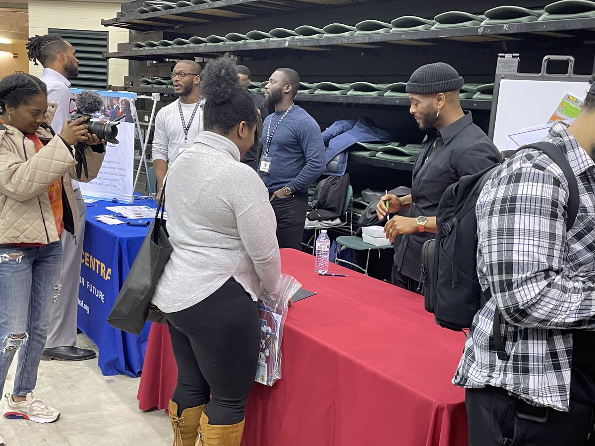 MortonHighGovs's tweet photo. Enjoy some photos of #MHSGovs at the Black College Expo at @ChicagoState last Saturday. Our students got to meet with multiple HBCUs and meet some celebrities like Kel Mitchell a London Brown! #schk12 #SupportAndInclusion https://t.co/oL8hLLLm1X