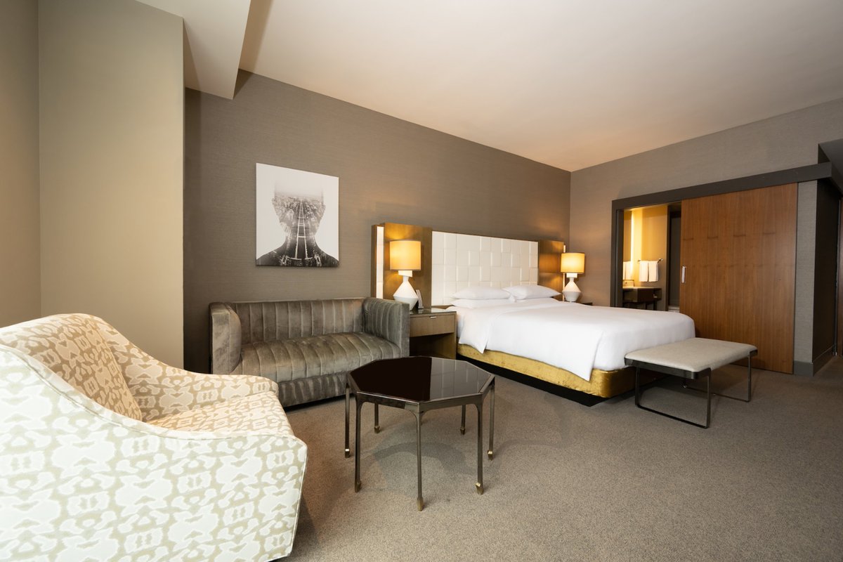 HyattTysons's tweet photo. We hope you are inspired by your surroundings in our luxurious, modern and spacious 456-square-foot Deluxe King guestroom that features floor to-ceiling windows. https://t.co/AidQvVVrCs