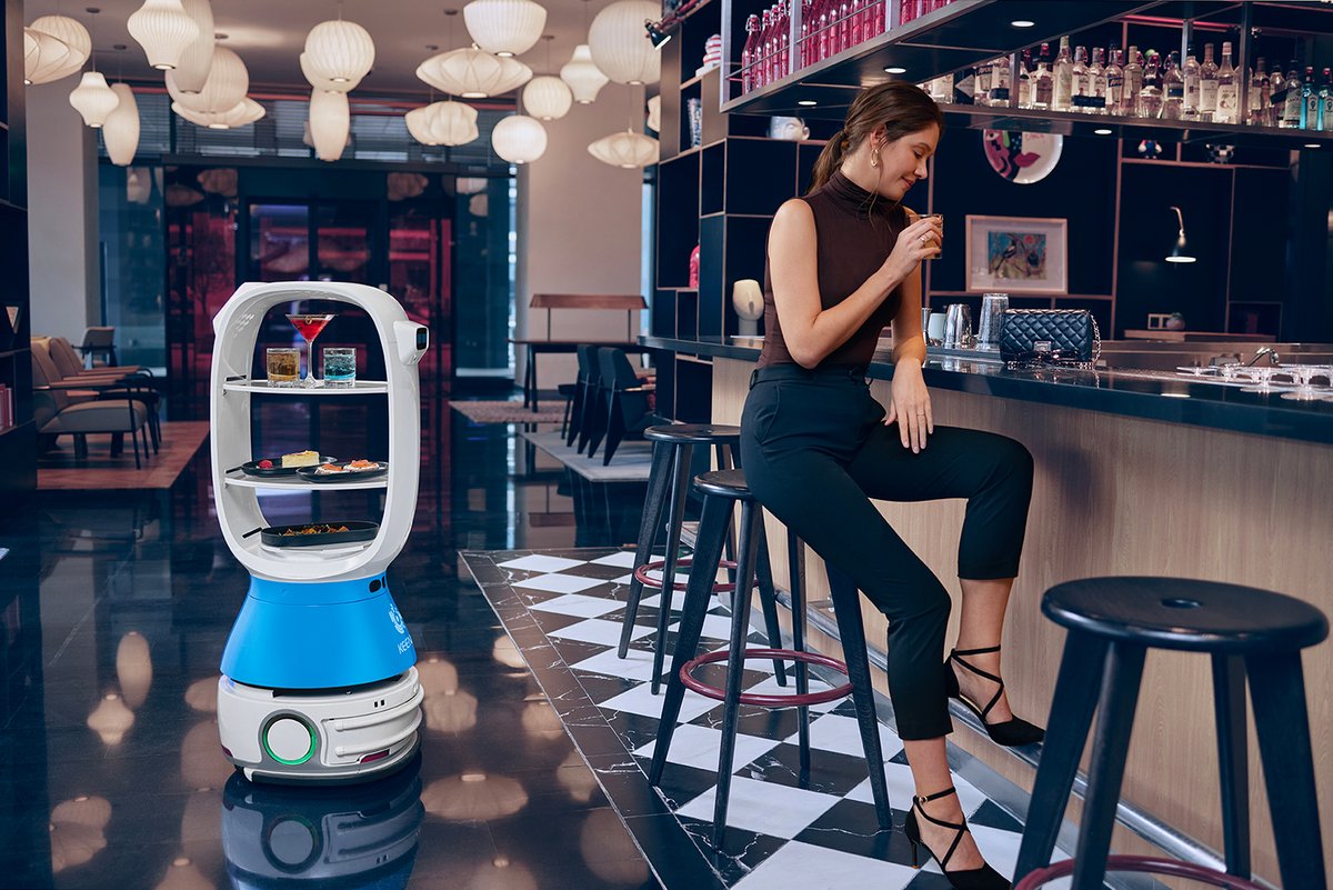 Alfacod's tweet photo. 🤖🛎 Con i #robot camerieri i ristoranti e gli #hotel diventano sempre più smart. 
🧐 Vediamo perché conviene inserirli nella propria struttura e perché possono portare benefici anche al personale.
Dove? Ma sul nostro blog, naturalmente! 
👉 https://t.co/0gTcLOTQVr https://t.co/cj4uHm7aMT