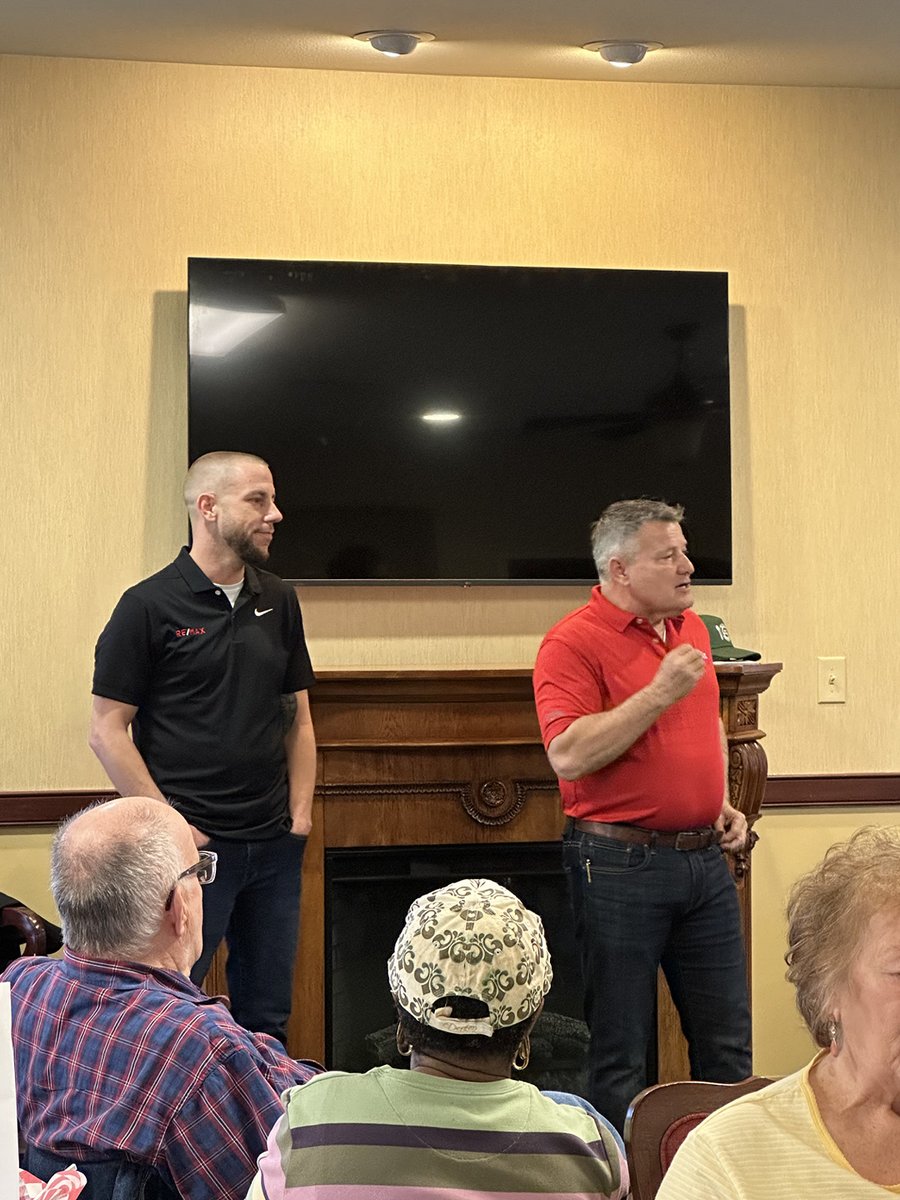 The villas held their monthly lunch and learn with Remax! Phil and Robert spoke with us about downsizing and how important it is for senior living! If you or someone you know has good information for seniors don’t hesitate to reach out about teaching a lunch and learn!