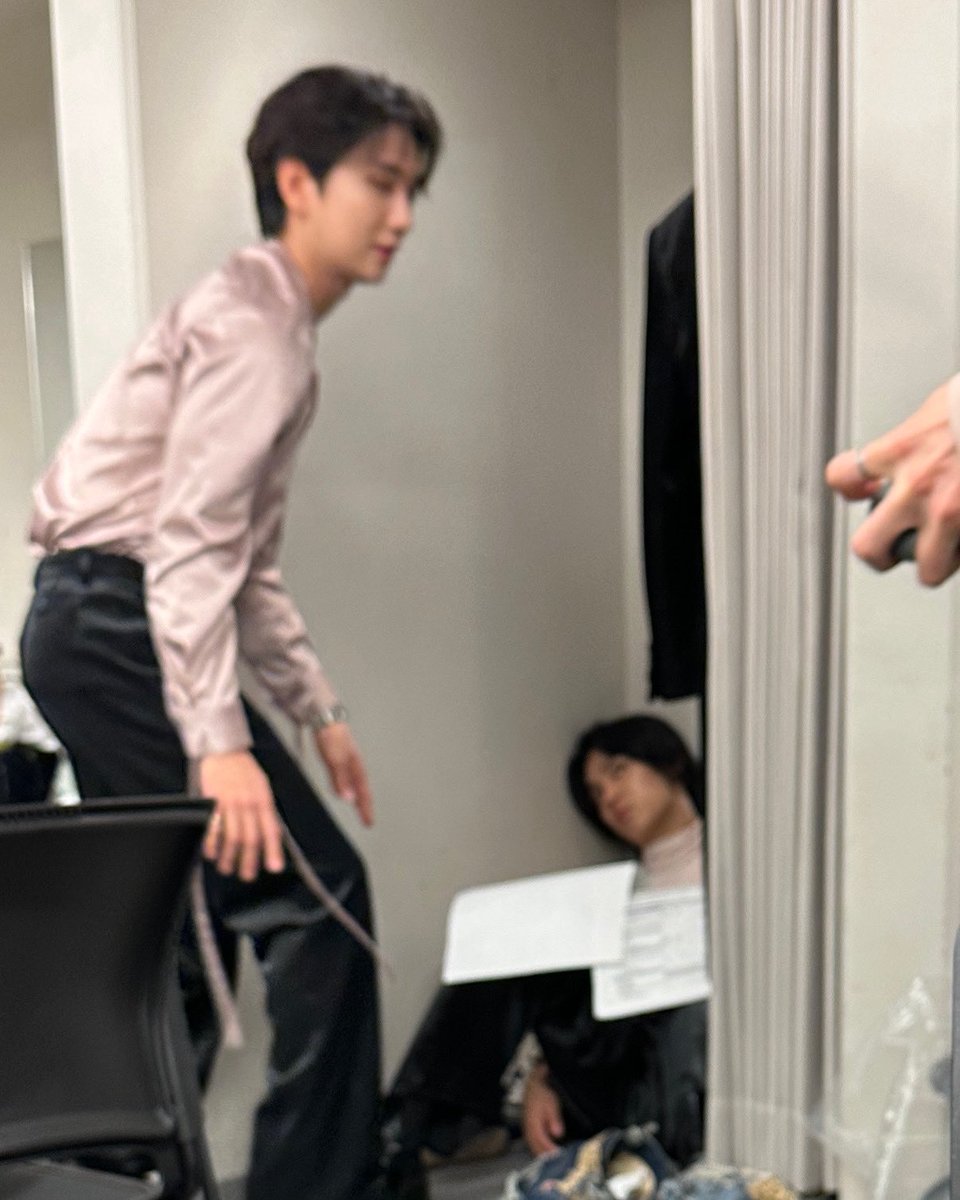svtranslation's tweet photo. 230406 #hoshi 🌟

🐯 there’s no one who takes care of mingyu like shua hyung🥹

#민규생일은_아름답기를_따뜻하길
#IWannaStayWithGYU @pledis_17 https://t.co/ktgGWZno4K