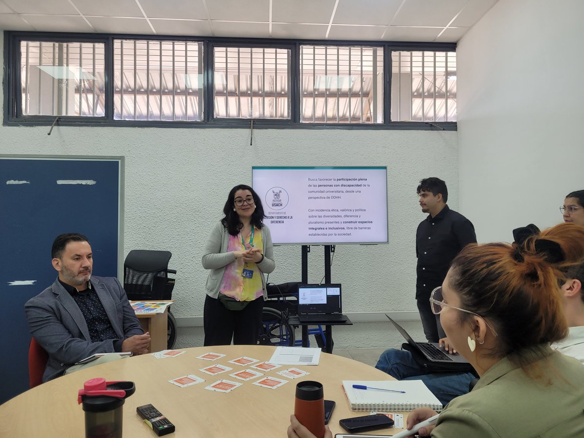 RectoriaUsach's tweet photo. Encargados y encargadas de las comunicaciones en cada unidad del Gobierno Central se capacitan en torno a las "Herramientas de Accesibilidad en Redes Sociales", impartido por el Departamento de Inclusión https://t.co/smVvJbbMfy