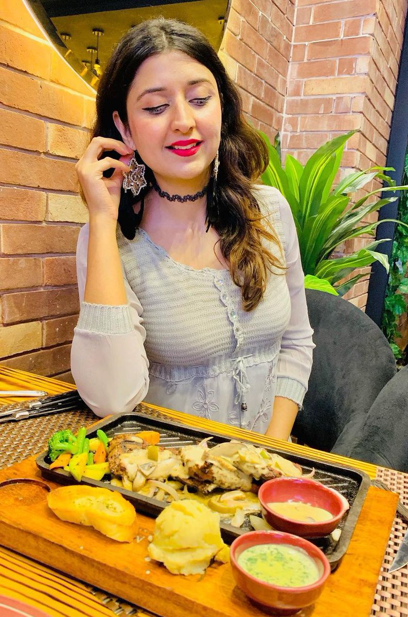 ShowbizAndNewz's tweet image. Beauty on #Iftaar Time ❤️🌟