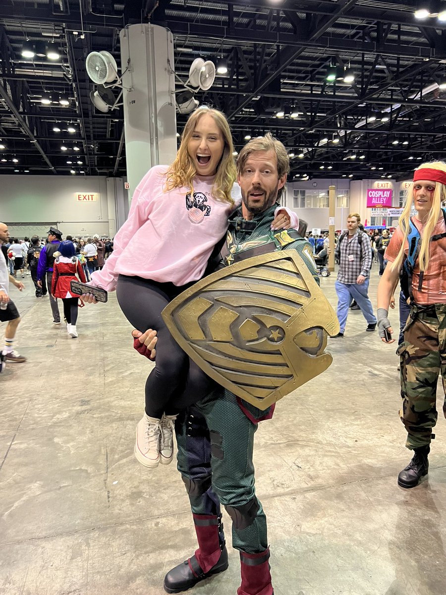 ayoitsmsk's tweet photo. so is this what usually happens at cons…? https://t.co/fEvfqQNJE6