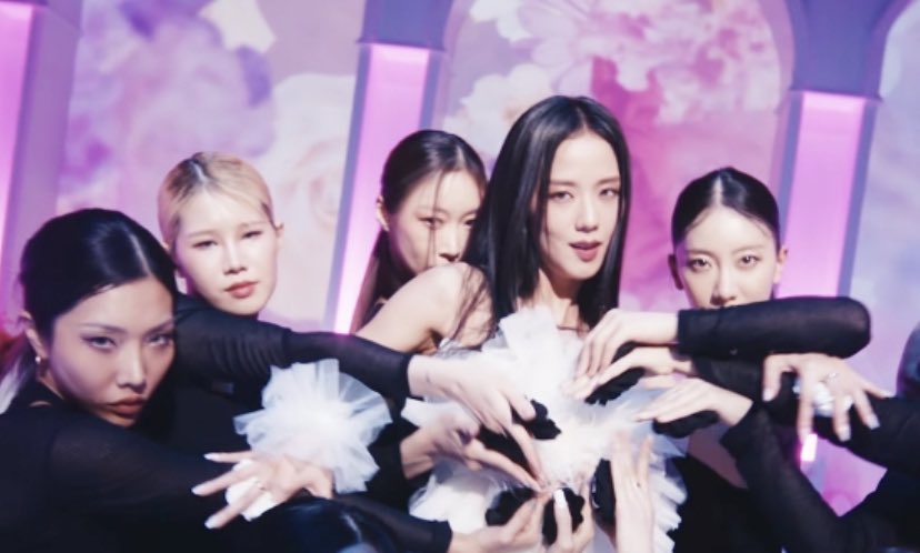 Goldensoo03's tweet photo. Jisoo is so powerful cuz how did she get Soyeon, Giselle and Sakura in her dance performance video? https://t.co/bD4utCqJDR