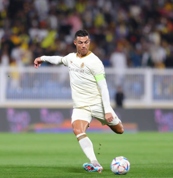 aupsevenn's tweet photo. Caro amigos e amigas, estamos testemunhando a história. 

Cristiano Ronaldo do Santos Aveiro, está prestes a alcançar um feito inigualável, que nenhum jogador no futebol mundial, em jogos oficiais, até aqui, não conseguiu. É o famoso, 1000° gols. Quanto vale entrar pra história? https://t.co/nXRzcsD5SV