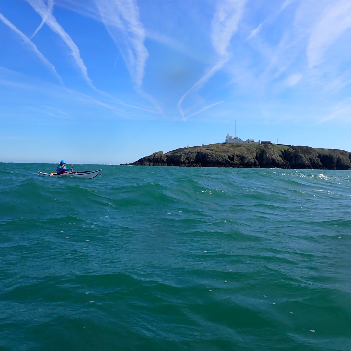SeaMorKayaking's tweet photo. Diwrnod 1 o gwrs 2 ddiwrnod. Tro 'ma canolbwyntio ar sgiliau yn y llanw, hefyd rheoli grŵp ac arweinyddiaeth.
Hyfryd gweld gwylogod duon a llamhidydd. Da croesawu ceufadwyr sy'n awyddus i fynd allan mewn dyfroedd heriol a dysgu mwy am wymon! 
#sgiliauceufadmor #caiacio #ynysmon https://t.co/p4VQ7ddixV