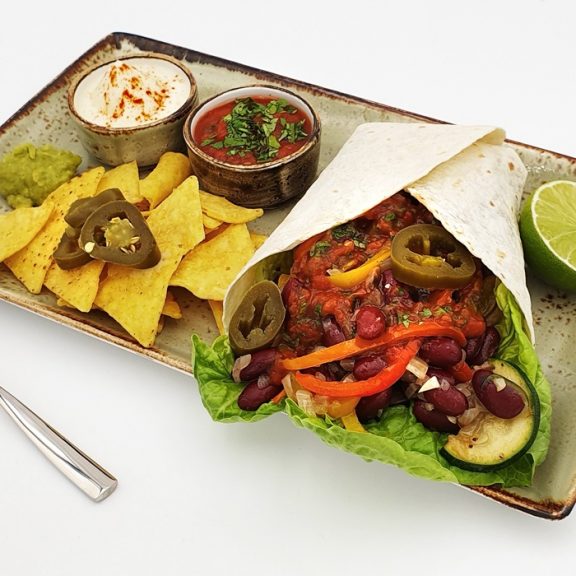 vegsoc's tweet image. Love this Spicy Kidney Bean and Vegetable Fajitas! Packed full of fresh vegetables and a tangy salsa sauce - what extras would you have with it? ow.ly/WbUF50NBkpV 🥙