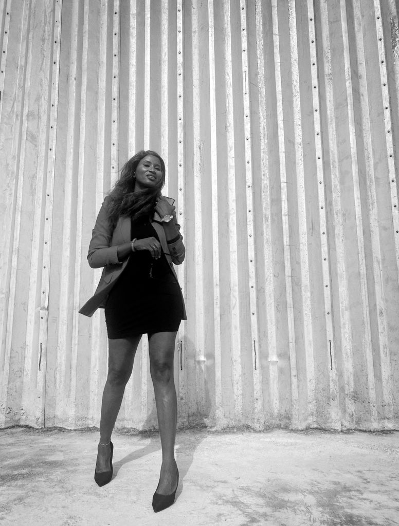 OfficialSuo's tweet image. Football pundit on duty…..serving face (and legs) as the thing go. ⚽️ 🎙️ 

Meanwhile, Oi! @AmBrownish see how silky your vox is! Smooovvv man. Super silky stuff I tell you. 😅🔥

Una good evening neighbors. 

#EnergyChief
#PidginCommentator
#Kpoko🌺