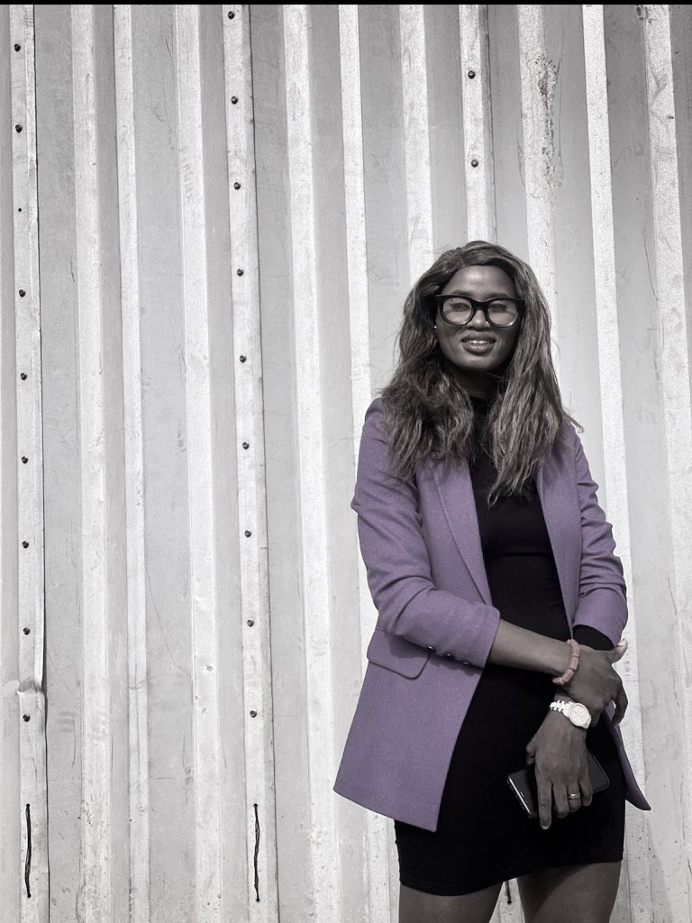 OfficialSuo's tweet image. Football pundit on duty…..serving face (and legs) as the thing go. ⚽️ 🎙️ 

Meanwhile, Oi! @AmBrownish see how silky your vox is! Smooovvv man. Super silky stuff I tell you. 😅🔥

Una good evening neighbors. 

#EnergyChief
#PidginCommentator
#Kpoko🌺