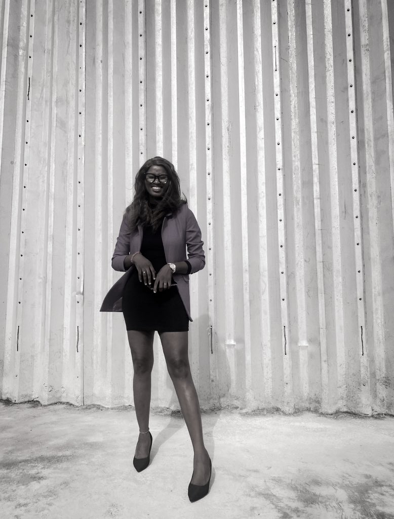 OfficialSuo's tweet image. Football pundit on duty…..serving face (and legs) as the thing go. ⚽️ 🎙️ 

Meanwhile, Oi! @AmBrownish see how silky your vox is! Smooovvv man. Super silky stuff I tell you. 😅🔥

Una good evening neighbors. 

#EnergyChief
#PidginCommentator
#Kpoko🌺