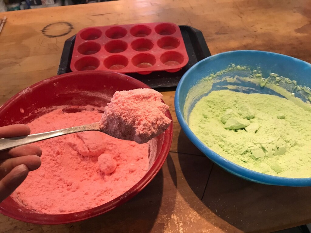 Bath bombs happening! Nailing the perfect wet-to-dry ratio is a sixth sense that develops after you've made a thousand batches. Too little water, and the bombs crumble. Too much, and they explode. Ask us how we know that. 

#bathbombs #twotone #handmade … ift.tt/aTQsg3B