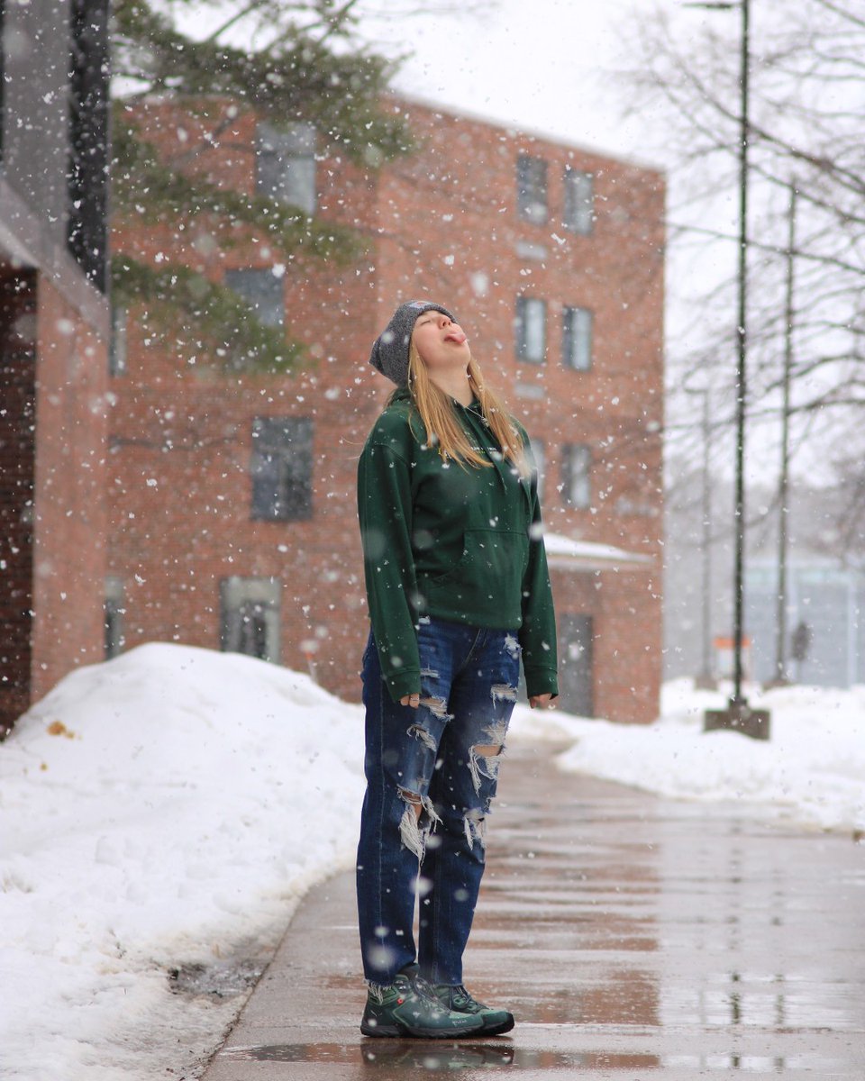 NorthernMichU's tweet image. Making the most of April showers.

Photo by @canon_everydays. 

#aprilshowers #spring #michiganspring #collegecampus