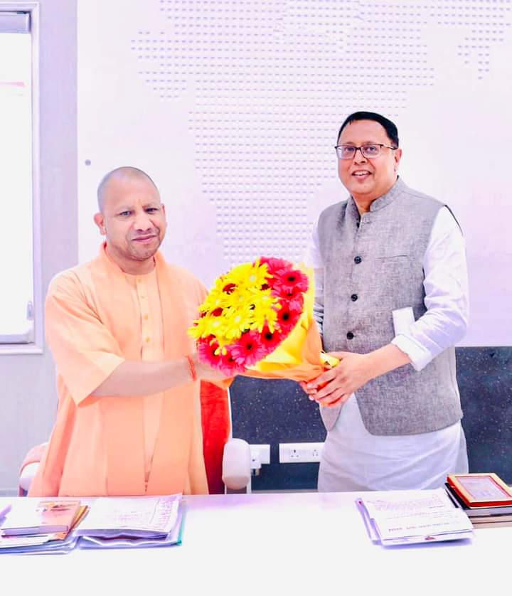 KunwarSahab2's tweet photo. मा.मुख्यमंत्री @myogiadityanath जी के सानिध्य में...

@RamPratapBJP भाईसाहब...🚩 https://t.co/cREh9BxiBi