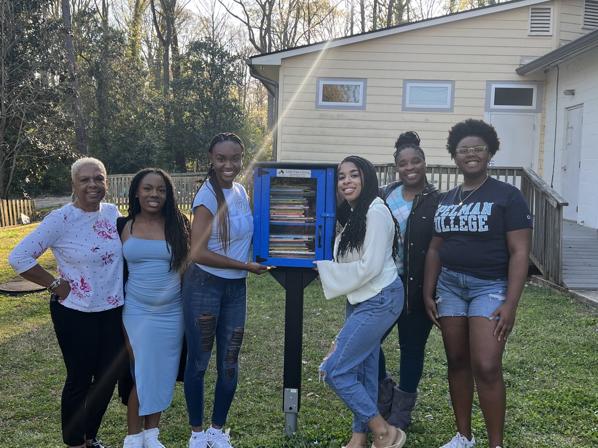 OurHouseGA's tweet photo. Thank you to our friends at @spelmanhonors for creating a little library for the little scholars at our ECE site in Decatur! 💙
#ourhousega #spelmanhonors #35yearsofservice #volunteersrock https://t.co/cXSNrL4aja