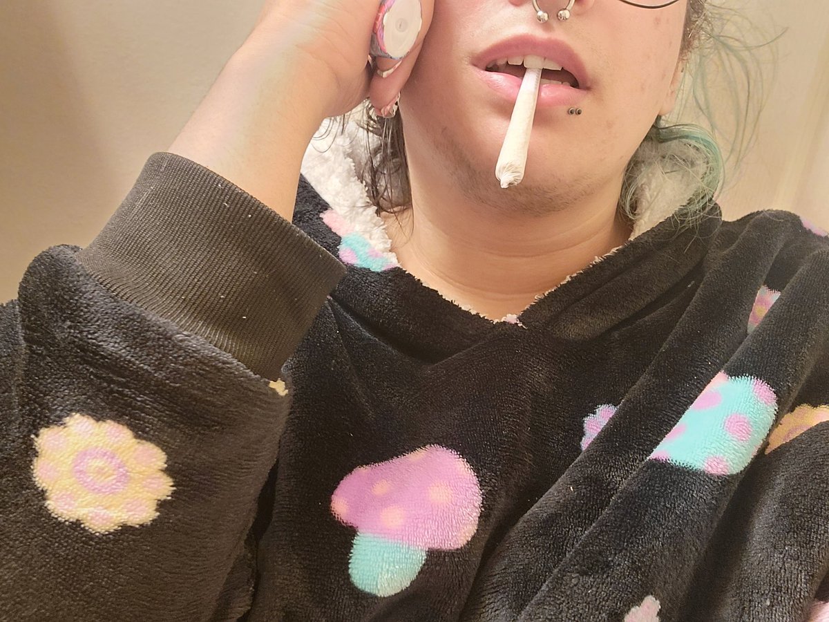 PoppyDemen's tweet photo. Smoke with me?♡ https://t.co/RefuZ5A9eP