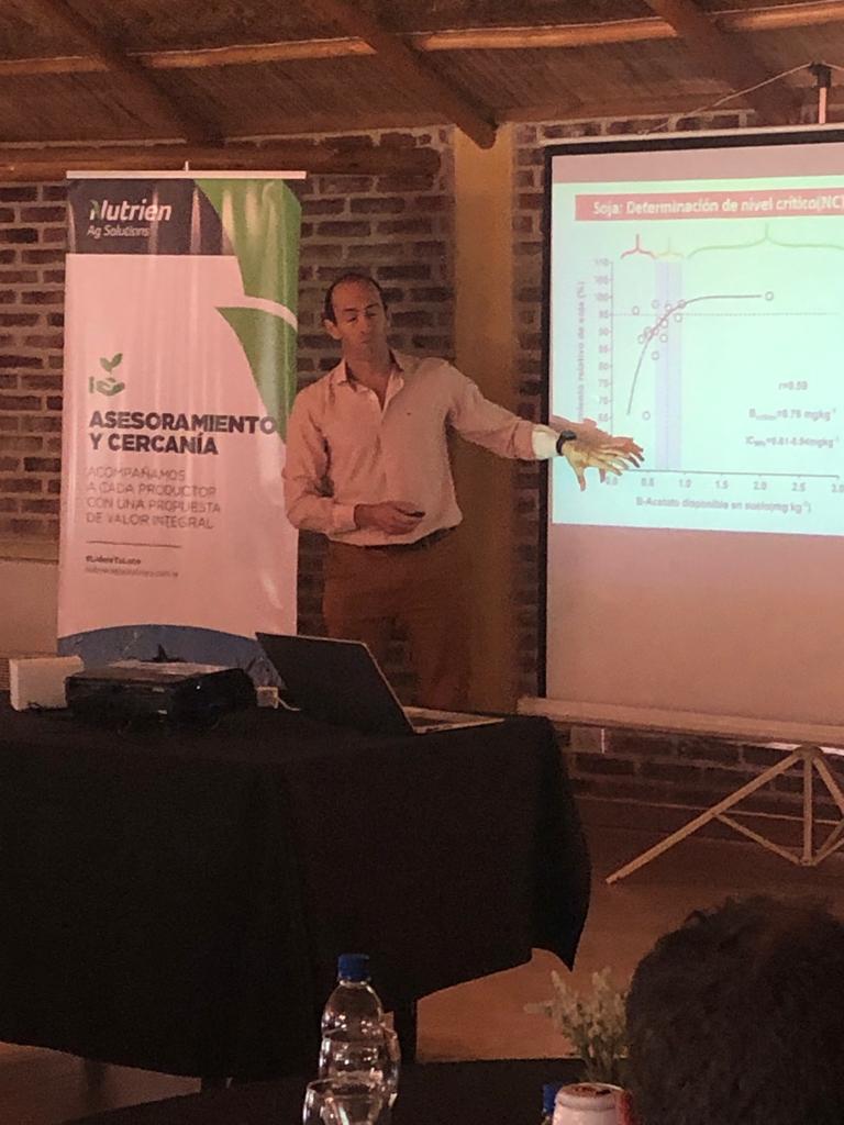 ReussiNahuel's tweet photo. Lindo intercambio sobre Nutrición de Cultivos junto a @garciaf_nutri. Gracias @flagomez28  por la invitación y la buena onda de todo el equipo de Nutrien. Sin dudas que salimos siendo todos un poco mejores👏👏💪💪. @GRSueloCultivo @fcabalcarce @NutrienDigital https://t.co/wQoyzIawih
