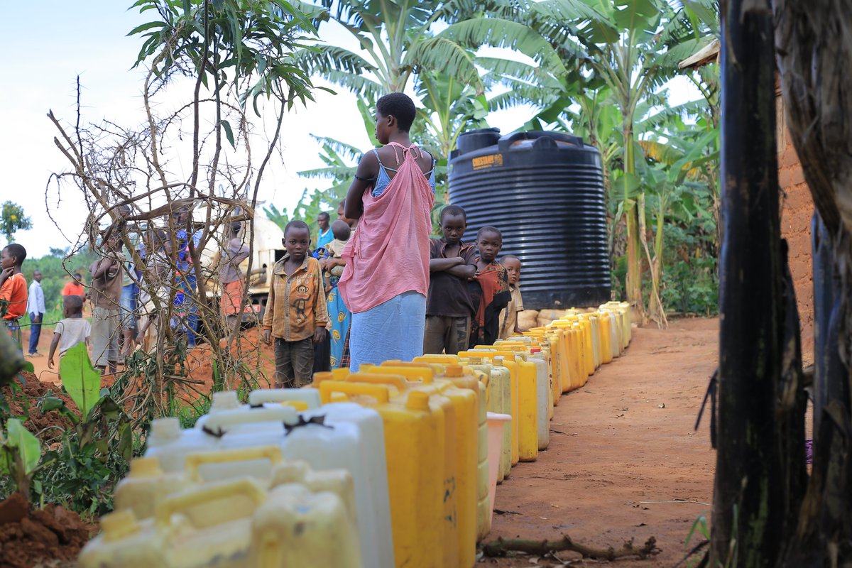 JoelKitutu's tweet photo. In Nakivale Refugee Settlement, both host communities and refugees struggle to get water to meet their daily needs. With @eu_echo @EUinUG support, @UgandaRedCross , @ifrc , @roteskreuzat and @RodeKruis will increase water supply in Rubondo zone thru pipeline extension.
#EchoPPP https://t.co/5V7tpShhNz