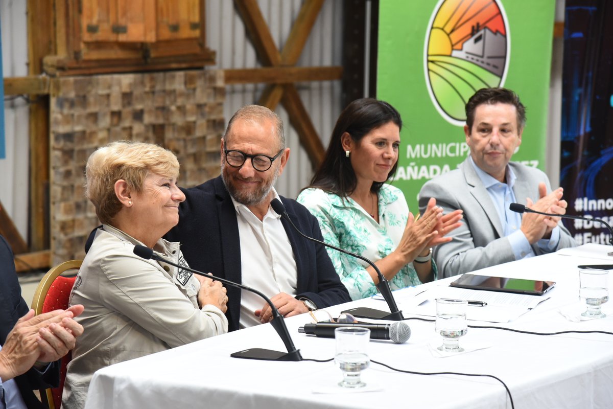 STGSantaFe's tweet photo. 📡🌐💻 Santa Fe + Conectada 🤝
#Ayer acompañamos al ministro @MCorach en la  firma de  convenios de colaboración para una #SantaFeMásConectada con autoridades de los departamentos del sur provincial. La #conectividad permite #inclusiónsocial #calidaddevida #oportunidades #arraigo https://t.co/mQxW9adB6D