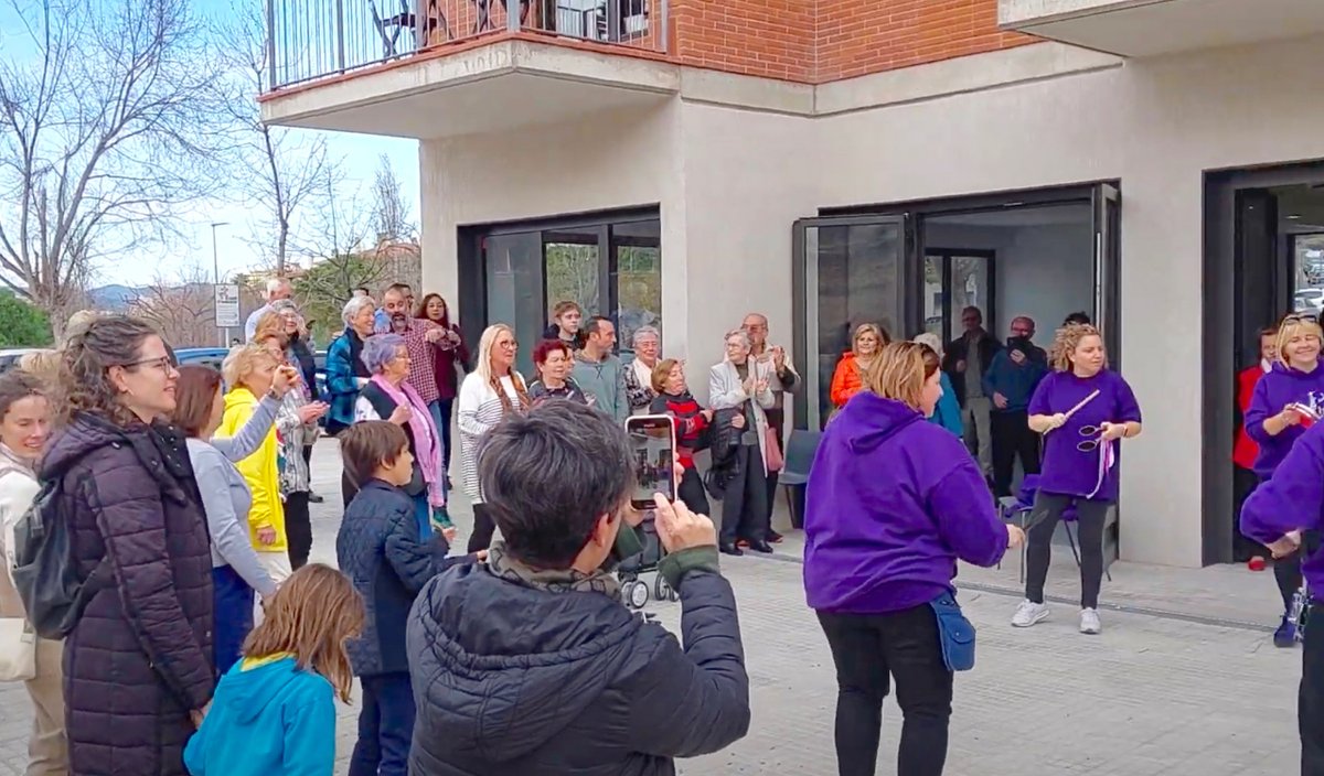 💥Celebrem que som veïns! L'Edifici Adela Barquín organitzem la nostra primera festa veïnal per a celebrar que ja som #comunitat. Amb batucada i tambors, hem gaudit d’un meravellós matí de #convivència 👉bit.ly/FestaAdelaBarq…

#LloguerSocial #PersonesGrans