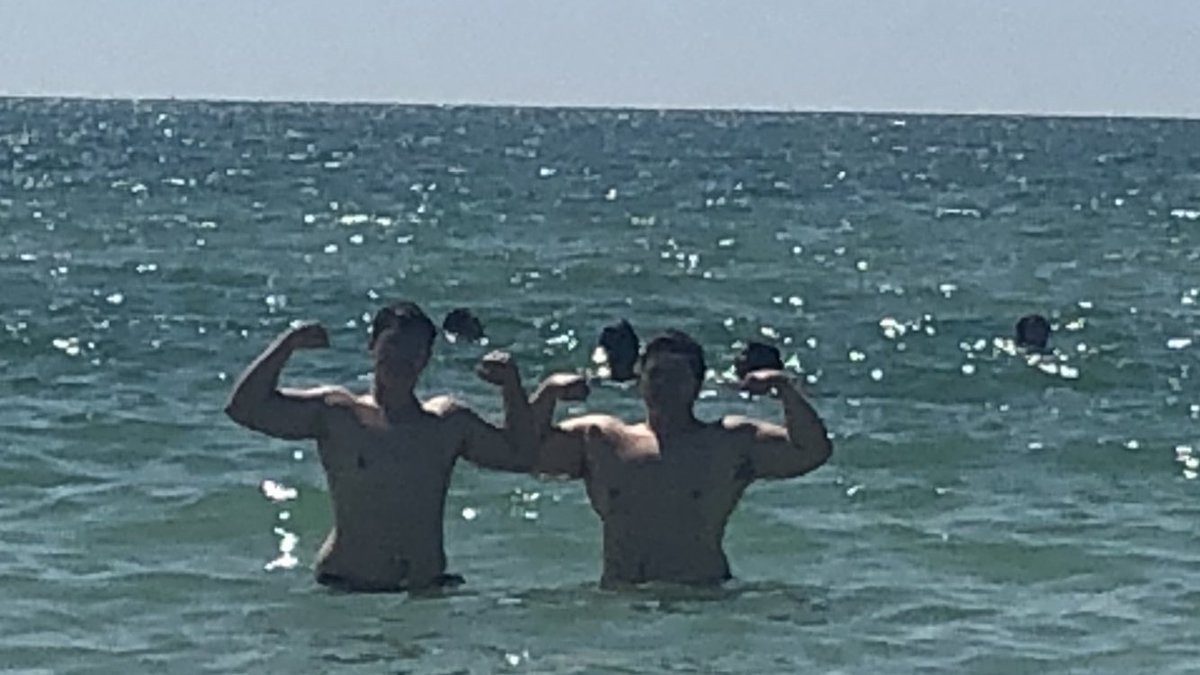 CadeRitter1's tweet photo. Sun’s out guns out in Clearwater. https://t.co/2hxBbvYIdx