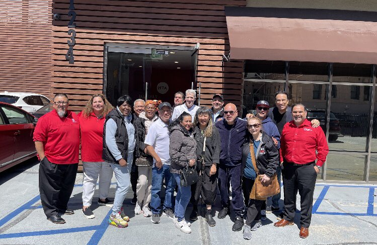 LosAngelesHTA's tweet photo. Great day with the @unitehere #Local100 leadership team from New York visiting the HTA kitchen &amp; seeing our students hard at work. Proud to work together &amp; provide #hospitality #training that gets people on the pathway to good #union jobs! 👨🏾‍🍳👩‍🍳✊🏻 https://t.co/uiIwDRZ1QF