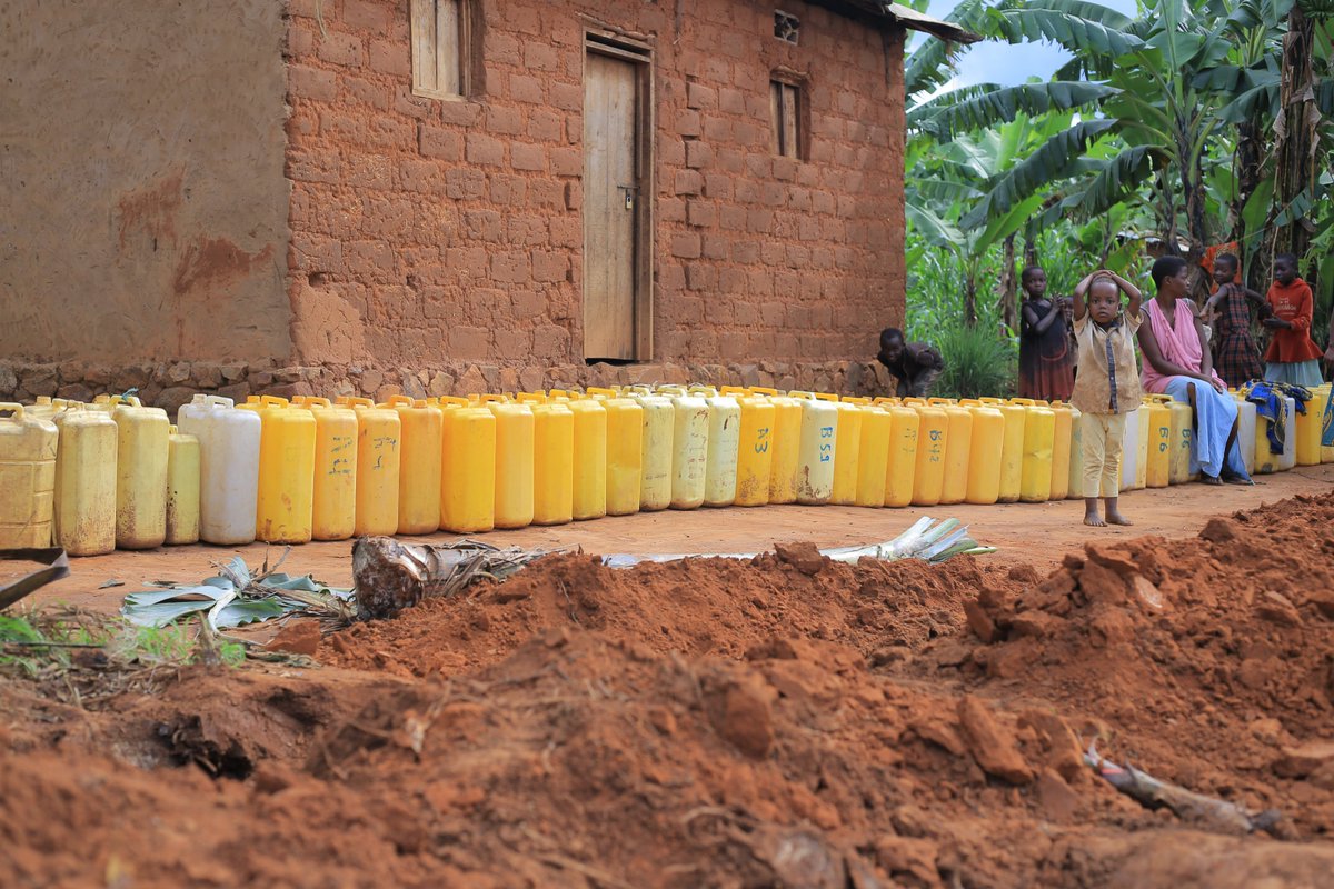 JoelKitutu's tweet photo. In Nakivale Refugee Settlement, both host communities and refugees struggle to get water to meet their daily needs. With @eu_echo @EUinUG support, @UgandaRedCross , @ifrc , @roteskreuzat and @RodeKruis will increase water supply in Rubondo zone thru pipeline extension.
#EchoPPP https://t.co/5V7tpShhNz