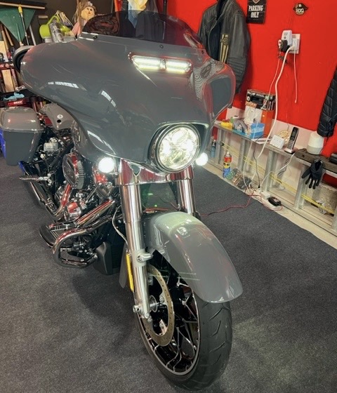 CustomDynamics's tweet photo. Greg sent over these shots of his gunship gray Street Glide! We're loving how the smoked upgrades on the rear blend in seamlessly. What do you think?
.
#customdynamics #probeam #motorcyclelights #streetglide #flhxs #gunshipgray #getlit https://t.co/V0dXgPAYzQ