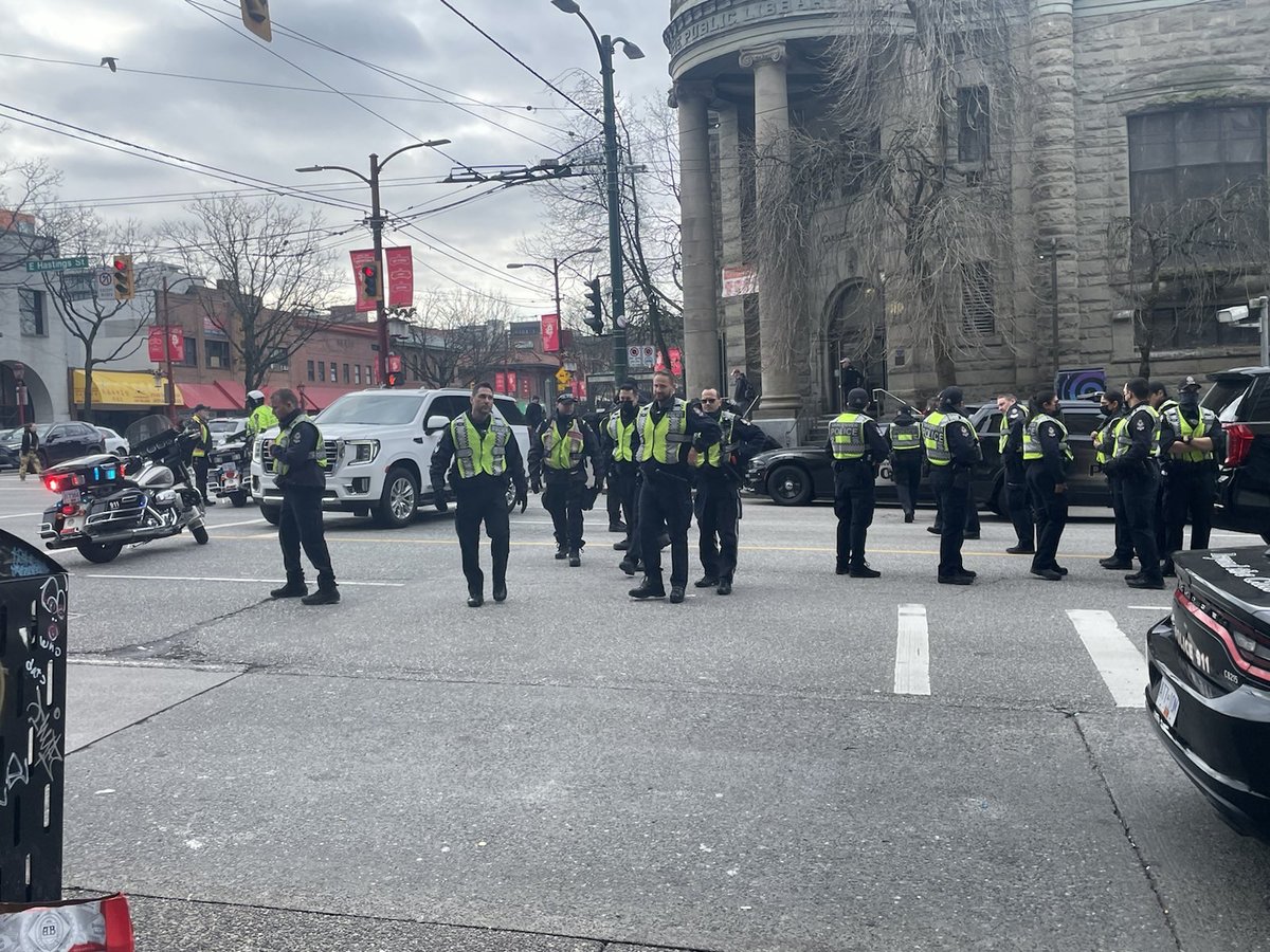 💥 BREAKING: <a href="/VancouverPD/">Vancouver Police</a> have descended upon East Hastings Street to enclose the community and begin decampment. Police vans are blocking the street from Main to Columbia. Approximately 50 constables on the ground.