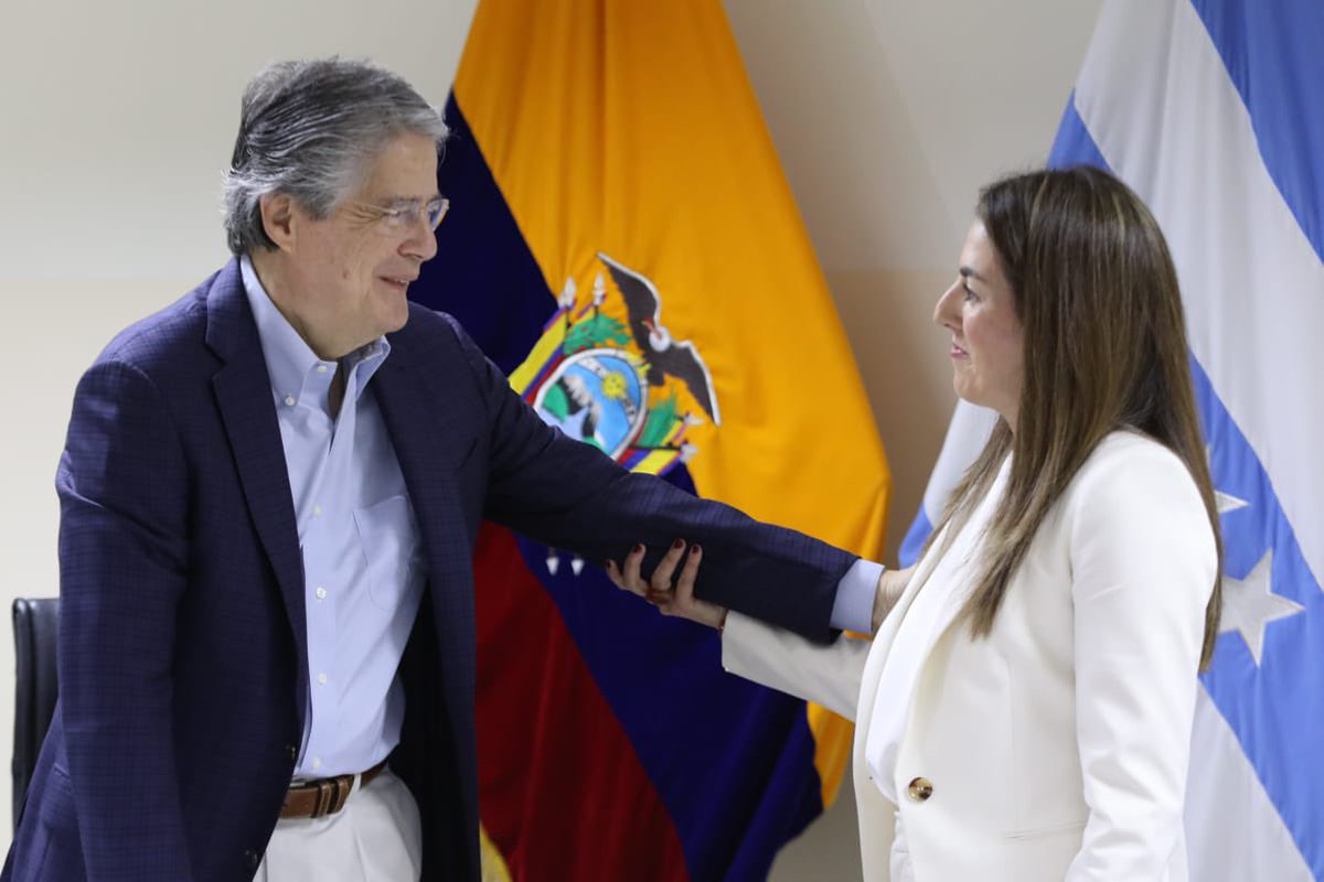 Es un gusto presentar a <a href="/wendyreyesch/">Wendy Reyes Chiriboga</a>, abogada, consultora y estratega como la nueva secretaria de <a href="/ComunicacionEc/">Comunicación Ecuador 🇪🇨</a>. Con seguridad su amplia experiencia en comunicación política e investigación, su profesionalismo y compromiso con el país fortalecerán la comunicación del Gobierno.
