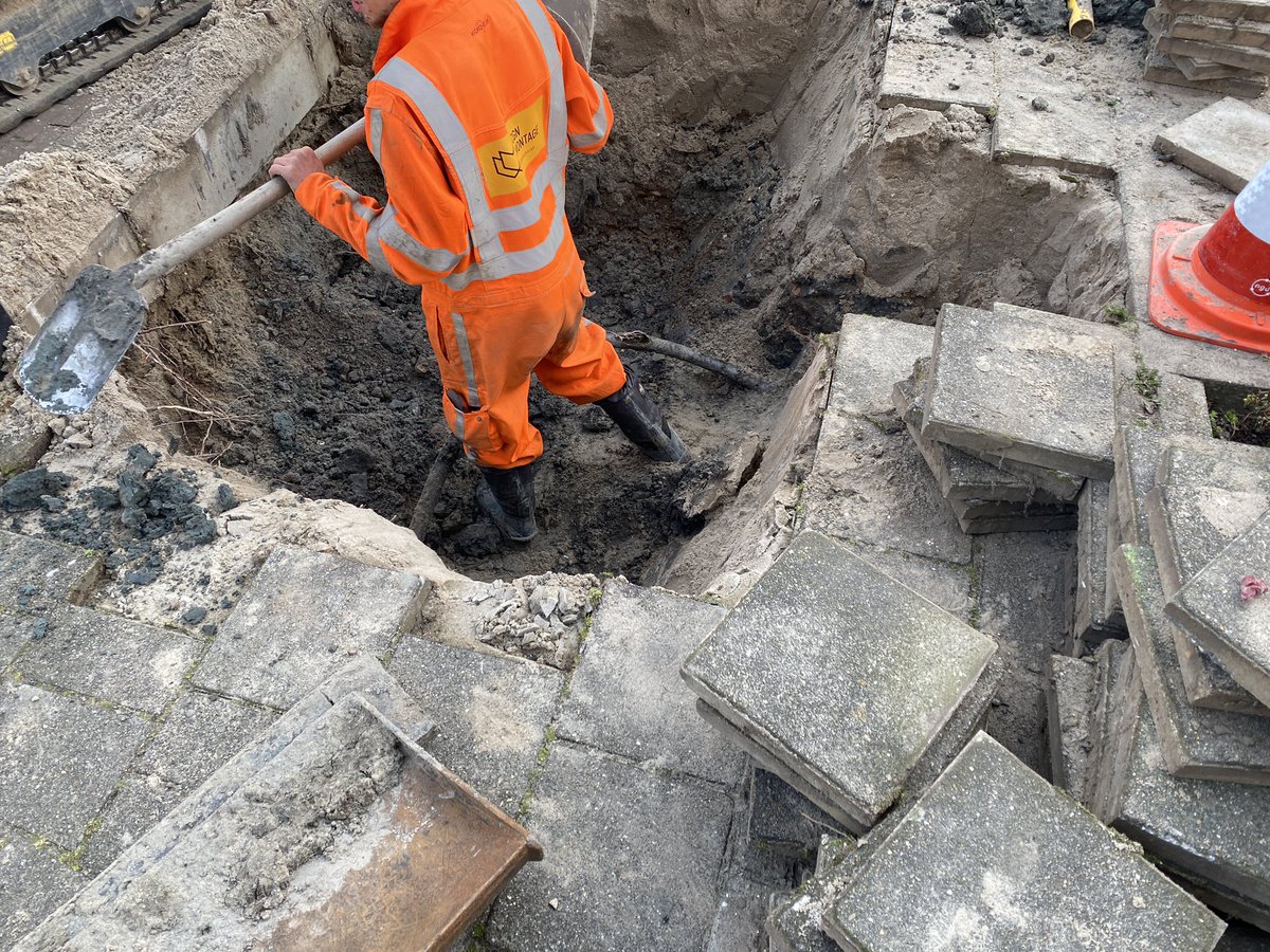 RCLampie's tweet photo. #stedin vanmiddag bij werkzaamheden schade aan een kabel gemaakt. #bergschenhoek. Gooien ze de stroom er van 1740u voor een paar uur eraf.. Lekker als de hele straat staat te koken. #handigheidisniettekoop https://t.co/Lo0T1i2Z4M