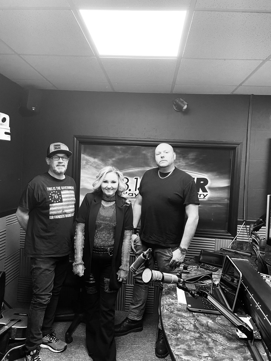 Nothing makes me happier than getting to stop by and see Jeff Meeks from Today's Best Country 93.1 WDHR! I can’t thank you guys enough for all the support you’ve given me for this new single :) #notinthisheartbreaktour #radio   #musicrow #countrymusic  #tour  #morganwhitesmusic