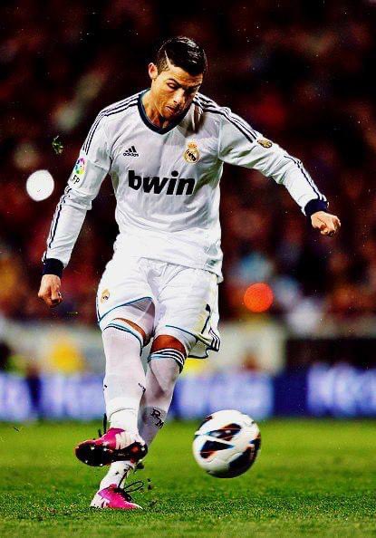 Роналдо : 
Таны хайр намайг хүчтэй болгодог
                  Таны үзэн ядалт намайг зогсоошгүй болгодог.