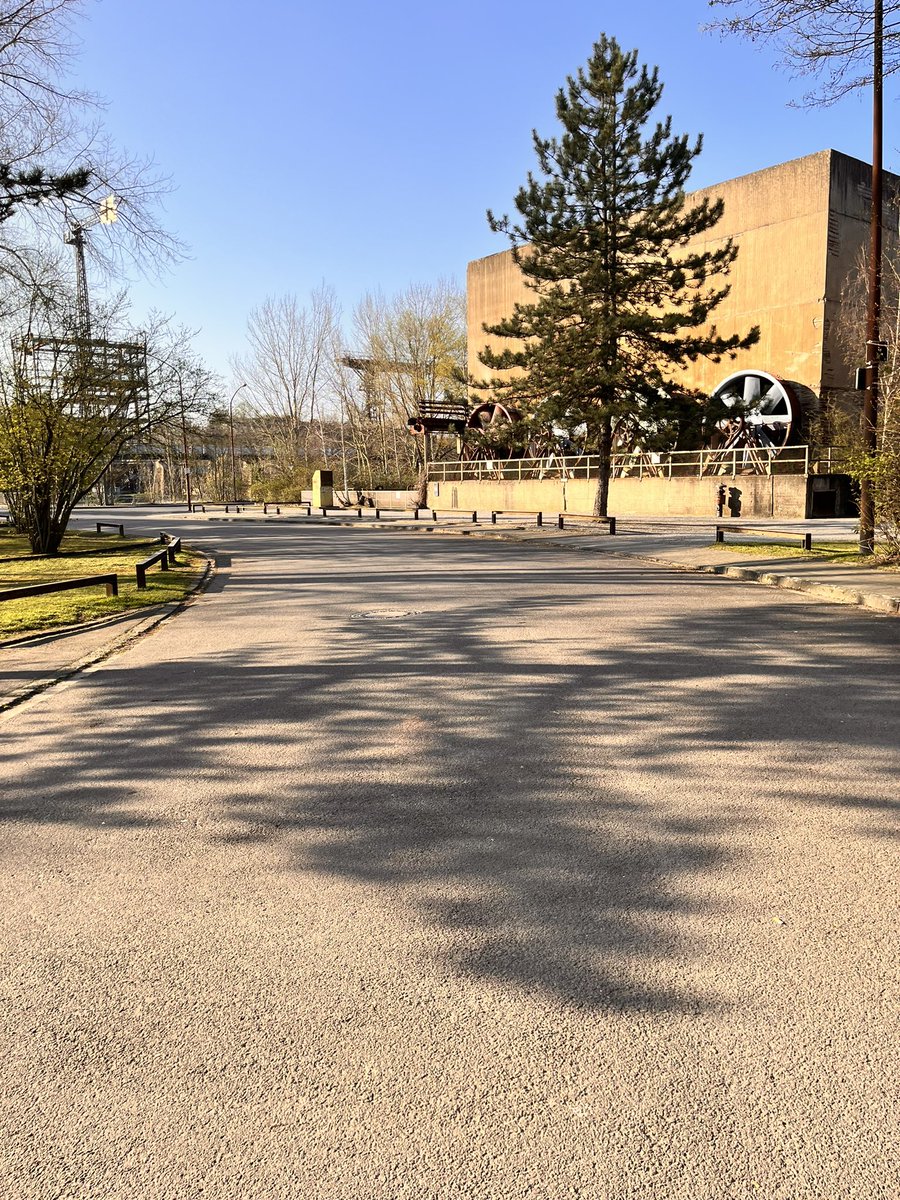 melanievommars's tweet photo. Such an amazing gathering of our local community on this beautiful spring day for raid hour!
#HearUsNiantic https://t.co/iqA7Id6EN6