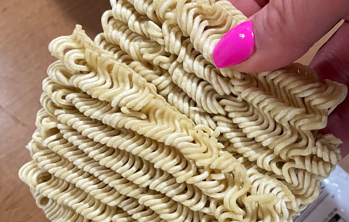 Cpack08's tweet image. Yo @WeAreTopRamen where are the rest of my noodles? I opened the pack and half of the second layer- GONE.. 🤨 y’all gotta be shittin’ me! 
I’ve opened MANNNYYYY ramen noodle packages but I never had 1/4 of them missing before🧐 

#yallowemesomenoodles
#ramen