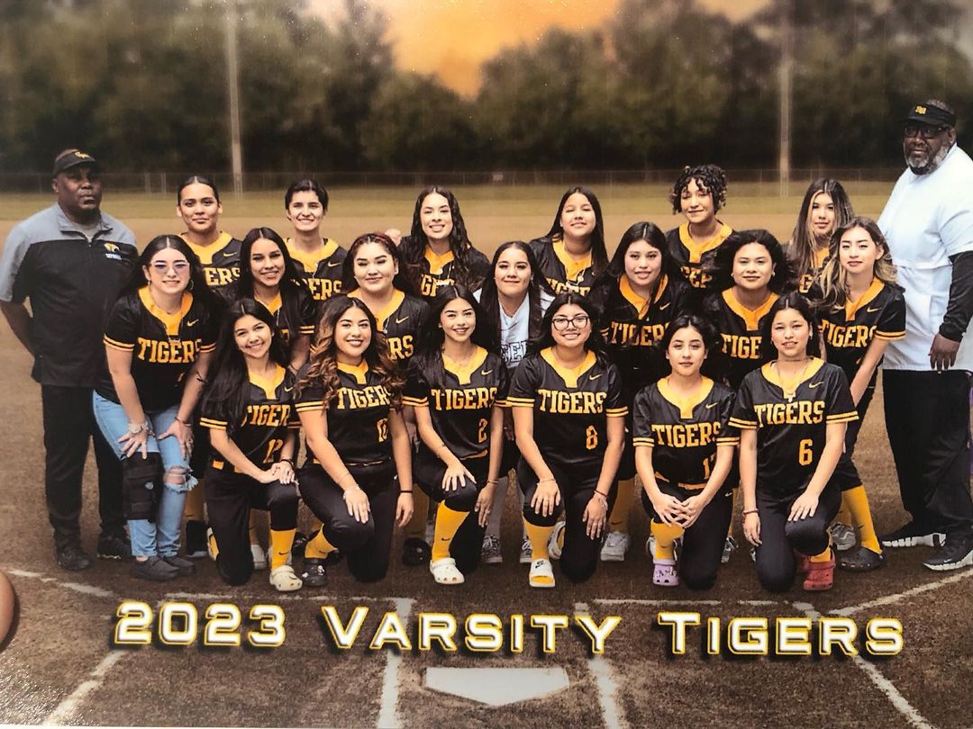 SHMSTC's tweet photo. ๐ฅ๐พ๐๐ผ Congratulations to the #SHMSTC Varsity Softball Team on an incredible year! ๐๐๐ผ๐ช๐ผ You all play with such heart and determination! โค๏ธ๐๐ผ๐ฅ Keep up the great work and continue to make us proud! ๐๐๐ผ๐๐ผ #SamHoustonHighSchool #VarsitySoftball #Victory ๐ฅ๐ฏ๐ https://t.co/XrE4YC2D1X