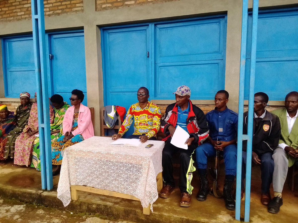 CRyansoro's tweet photo. Kuri uyu wa mbere igenekerezo rya 03.04.2023,Musitanteri wa Komine Ryansoro Sinzobashirwako Joseph yaragirishije inama abenegihugu bo ku mutumba #Ntunda,yabahamagariye kurwiza umwimbu,yabibukije kwitegurira irima ryo mu mwonga,no kurima ku nkuka z'imitumba.1/3 https://t.co/TJTVoZWueV