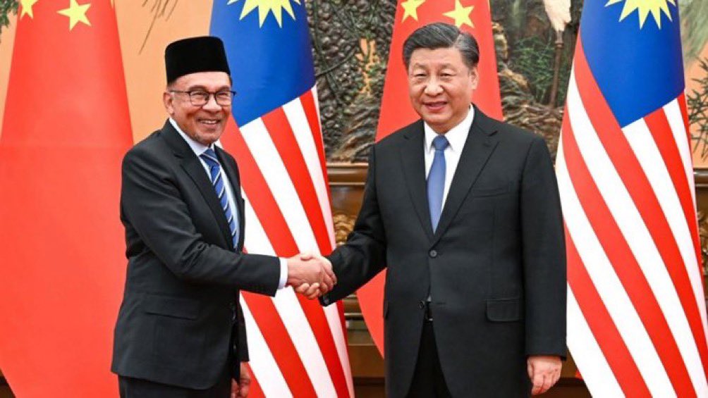 SaycheeseDGTL's tweet photo. China commits to investing $39 BILLION in Malaysia to reduce dependence on US dollars! “There is no reason to continue using the U.S dollar” https://t.co/y8NUoVXRBt