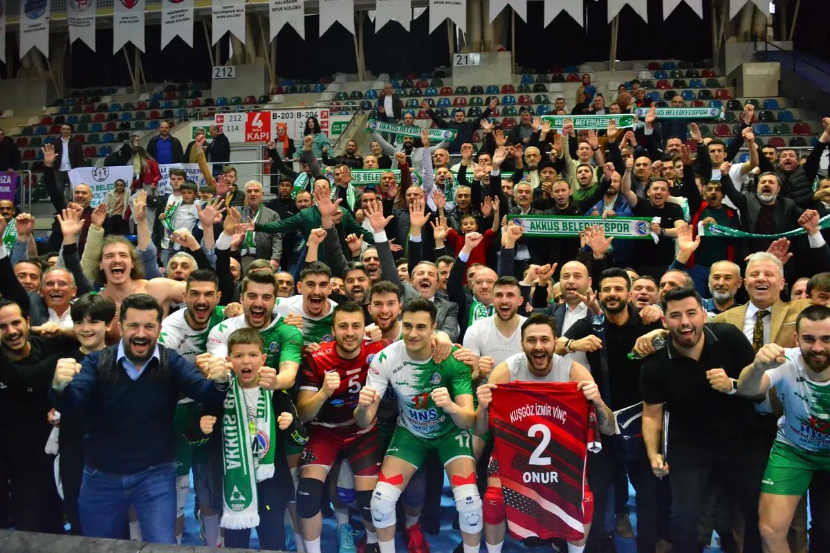 isademirci5's tweet photo. Veee...Hakettiğimiz Yerde

E F E L E R  L İ G İ N D E Y İ Z 

Erkekler Voleybol 1. Ligi Final ikinci maçında Milas Belediyespor'u 3-1 mağlup ederek Efeler Ligi'ne yükseliyoruz. Küçük Şehrimizin büyük hikayesini yazan Takımımızı canı gönülden tebrik ediyorum. 
#AkkuşBelediyespor https://t.co/psscQUgupW