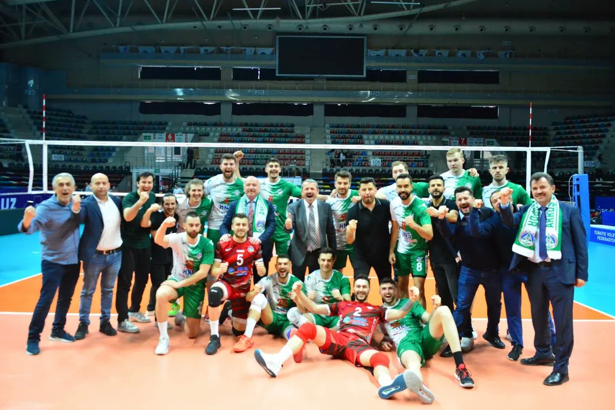 isademirci5's tweet photo. Veee...Hakettiğimiz Yerde

E F E L E R  L İ G İ N D E Y İ Z 

Erkekler Voleybol 1. Ligi Final ikinci maçında Milas Belediyespor'u 3-1 mağlup ederek Efeler Ligi'ne yükseliyoruz. Küçük Şehrimizin büyük hikayesini yazan Takımımızı canı gönülden tebrik ediyorum. 
#AkkuşBelediyespor https://t.co/psscQUgupW